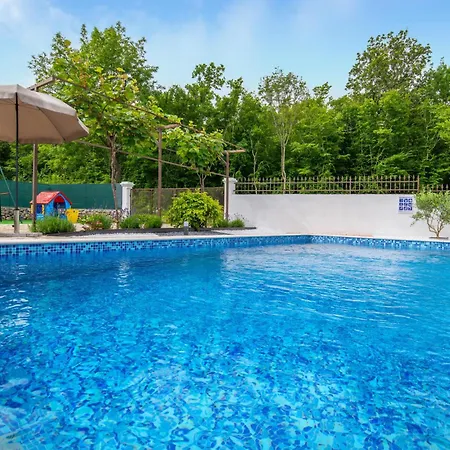 3 Bedroom Beautiful In Semesterbostad Labin (Istria)